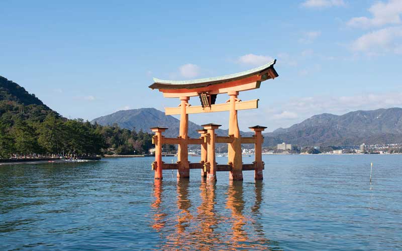 Torii au milieu de l'eau (sanctuaire shinto d'Itsukushima)