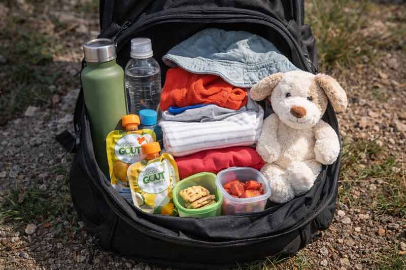Sac à dos de randonnée pour bébé avec vêtements, gourdes, nourriture et doudou pour sortie en famille