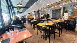 salle du restaurant Au bon graillou, 1er étage du marché Victor Hugo (Toulouse)