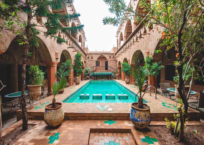 Piscine turquoise en zellige au c�ur du patio d'un riad traditionnel � Marrakech