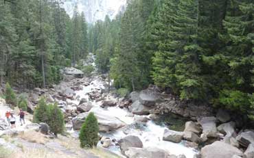 Sentier qui mène à la cascade Vernal (Vernal Fall)