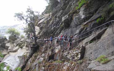 Sentier étroit avec garde-corps le long de la roche en direction de la Vernal fall