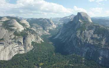 Panorama sur la vallée de Yosemite et sur le Half Dome depuis Glacier Point
