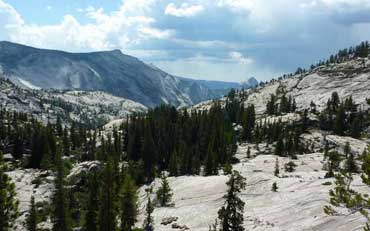 Vue sur les montagnes depuis la Tioga road