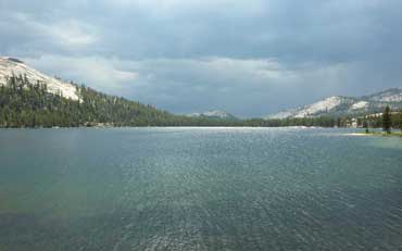 Lower Cathedral Lake dans les prairies du Tuolumne