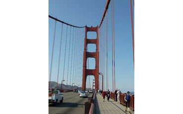 Piétons sur le Golden Gate Bridge