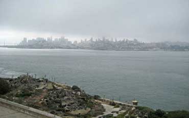 Vue sur San Francisco depuis la prison d'Alcatraz un jour de brouillard