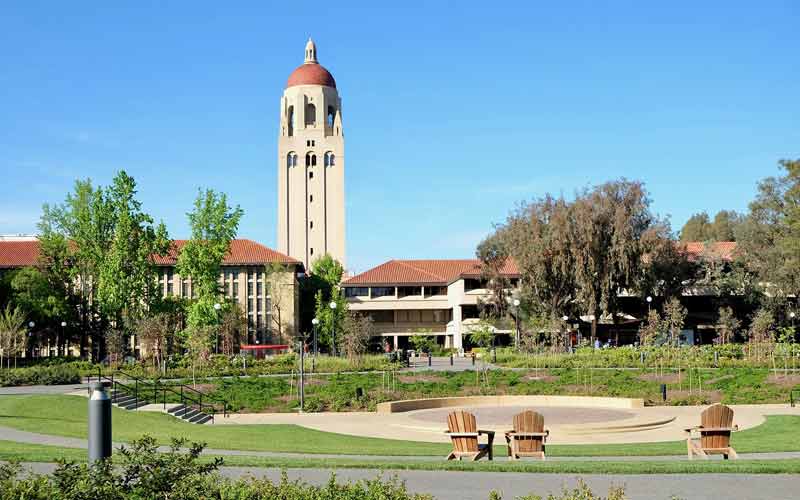 Campus de l'Université de Stanford avec vue sur la Tour Hoover