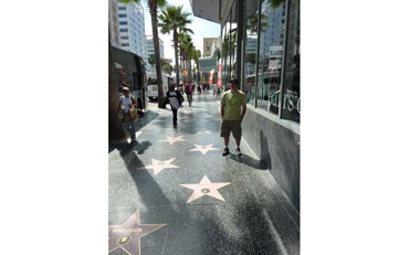 Hollywood boulevard avec les étoiles sur lesquelles sont gravés les noms de stars