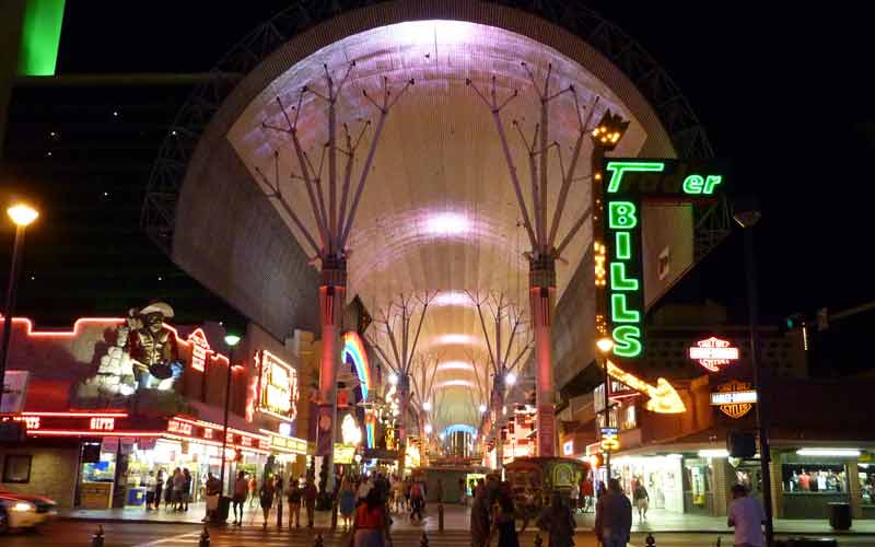 Fremont Street Experience, écran géant sur lequel sont projetés des shows musicaux