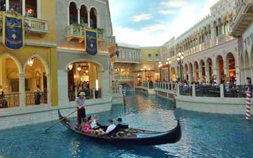 Intérieur du Venetian (vue sur une gondole), hôtel-casino situé à Las Vegas