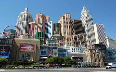 Vue sur le New York - New York et ses montagnes russes Big Apple Coaster au sud du strip de Las Vegas