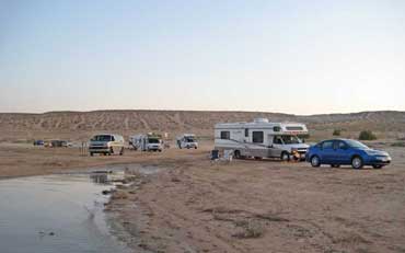 Caravanes devant le lac Powell, marina de Wahweap