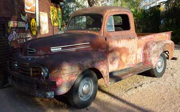 Vieille voiture américaine rouillée