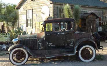 Vieille voiture américaine rouillée avec des pneus neufs, general store de Hackberry