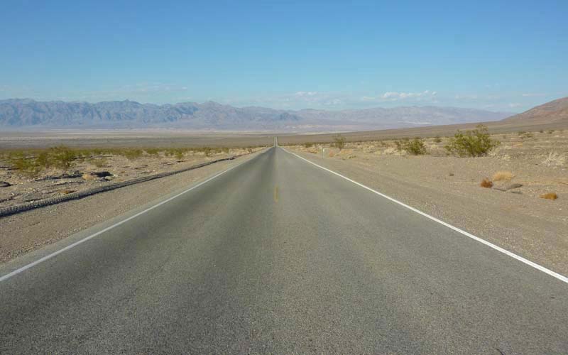 Route dans la vallée de la mort