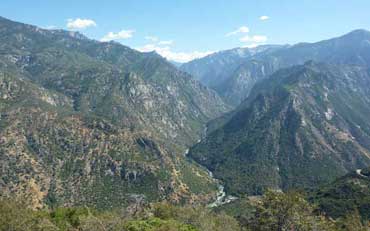 Vue sur les montagnes depuis la route panoramique de Kings Canyon
