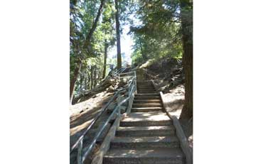 Escaliers qui permettent de grimper au sommet du Moro Rock
