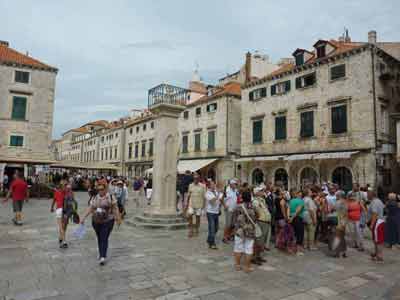 Place animée avec colonne de pierre au centre de la vieille ville de Dubrovnik
