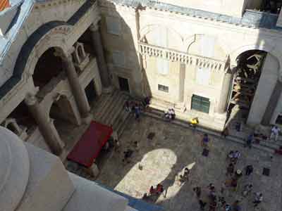 Vue plongeante sur la cour intérieure du palais de Dioclétien à Split (road trip Croatie)