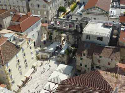 Vue plongeante sur la Porte d’Argent et les ruelles pavées de la vieille ville de Split lors d'un voyage en voiture en Croatie