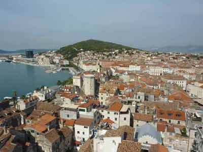 Vue panoramique sur la vieille ville de Split, en Croatie, avec ses toits de tuiles rouges, la 
												colline de Marjan en arrière-plan et le port qui borde la mer Adriatique