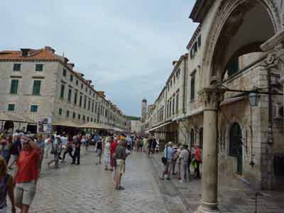 Rue pavée Stradun animée au cœur de la vieille ville de Dubrovnik