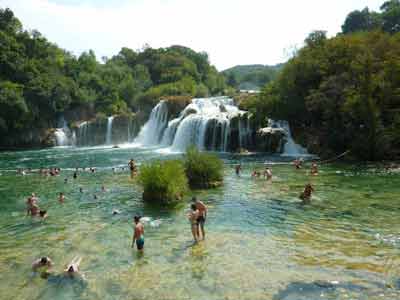 Baignade au pied des chutes de Skradin dans le parc national de Krka en Croatie (road trip Croatie)