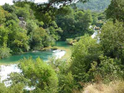 Vue verdoyante sur les cascades et bassins turquoise du parc national de Krka lors d'un roadtrip en Croatie