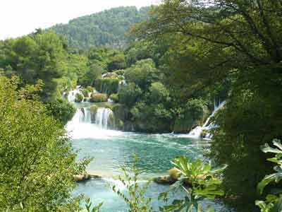 Superposition de cascades entourées de végétation luxuriante dans le parc national de Krka
