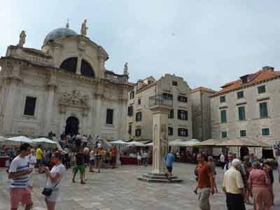 Place avec l’église Saint-Blaise et des étals de marché à Dubrovnik (road trip croatie)