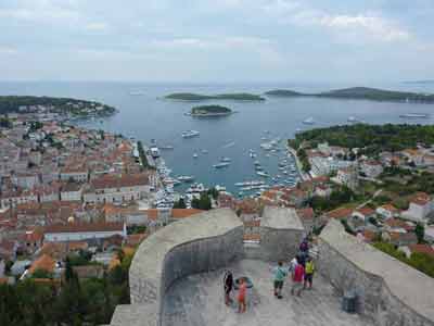 Vue panoramique depuis la forteresse de Hvar en Croatie sur la ville, les toits en tuiles rouges, le port 
												rempli de bateaux et les îles Pakleni au large