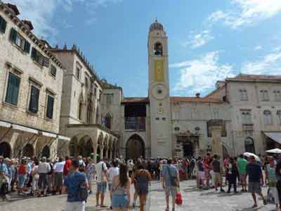 Tour de l’horloge de Dubrovnik avec foule de visiteurs sur la place en contrebas