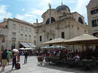 Terrasse de café ensoleillée devant l’église baroque Saint-Blaise à Dubrovnik