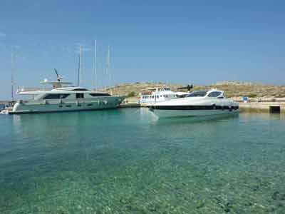 Yachts amarrés dans des eaux cristallines au port de l’archipel des Kornati en Croatie lors d'un raod 
												trip Croatie