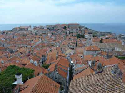 Vue panoramique sur les toits orangés de la vieille ville de Dubrovnik avec la mer en arrière-plan