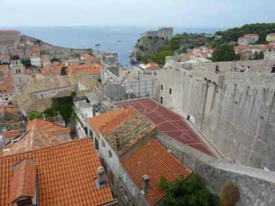 Terrain de basket adossé aux remparts de Dubrovnik avec vue sur la mer et la vieille ville