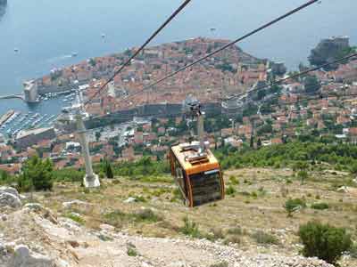 Téléphérique descendant vers Dubrovnik avec vue plongeante sur la ville fortifiée et le port