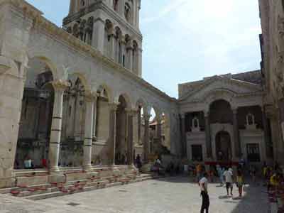 Colonnade antique et clocher de la cathédrale dans le palais de Dioclétien à Split