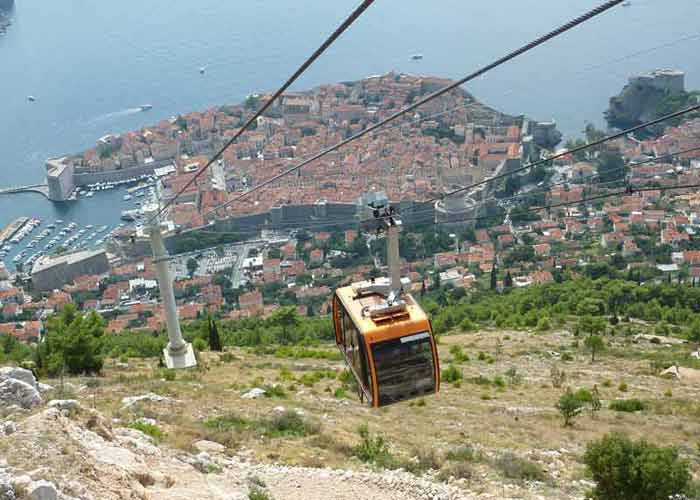 Tlphrique descendant vers la vieille ville fortifie de Dubrovnik en Croatie, 
							avec vue panoramique sur les toits orangs et sur le port