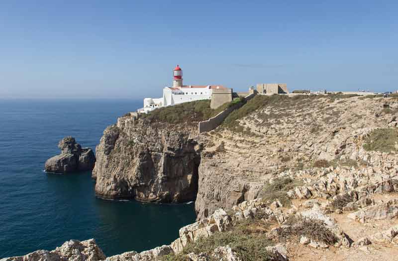 Phare du Cabo de São Vicente surplombant les falaises de l’Algarve au Portugal