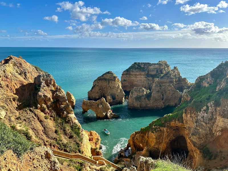 Formations rocheuses spectaculaires de Ponta da Piedade à Lagos, au bord de l’océan Atlantique au Portugal