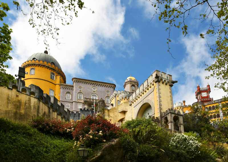 Façade colorée du Palácio da Pena à Sintra, chef-d’œuvre romantique du Portugal entouré de végétation