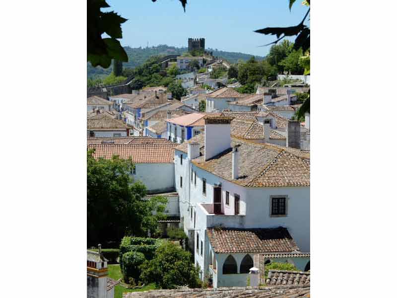 Vue sur les toits et les remparts d’Óbidos, cité médiévale fortifiée du centre du Portugal