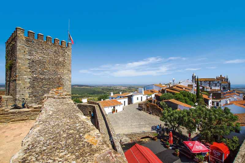 Vue sur les maisons blanches et la forteresse médiévale de Monsaraz, village perché de l’Alentejo au Portugal