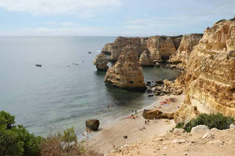 Falaises dorées et eaux cristallines de Praia da Marinha, l’une des plus belles plages du Portugal