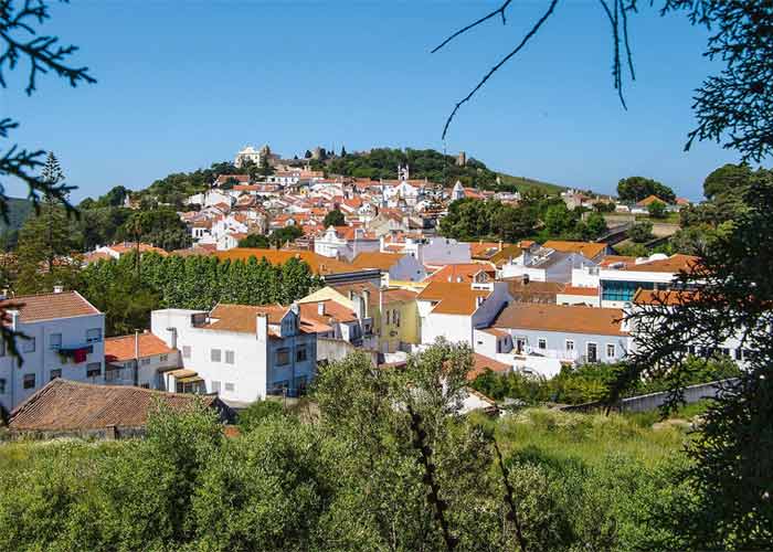 Vue sur les toits rouges de Santiago do Cacém, village typique de l’Alentejo au Portugal