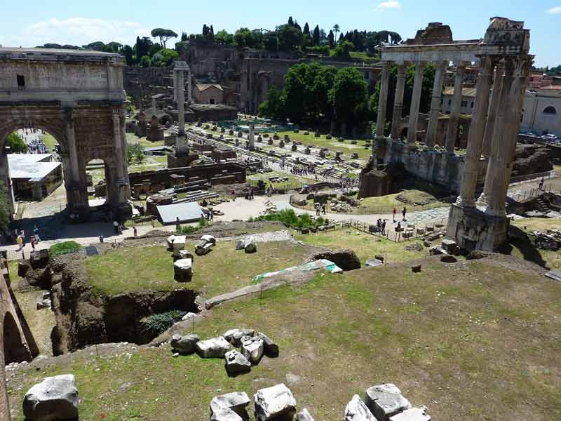Vue panoramique sur le Forum romain et ses vestiges antiques, cœur historique de Rome
