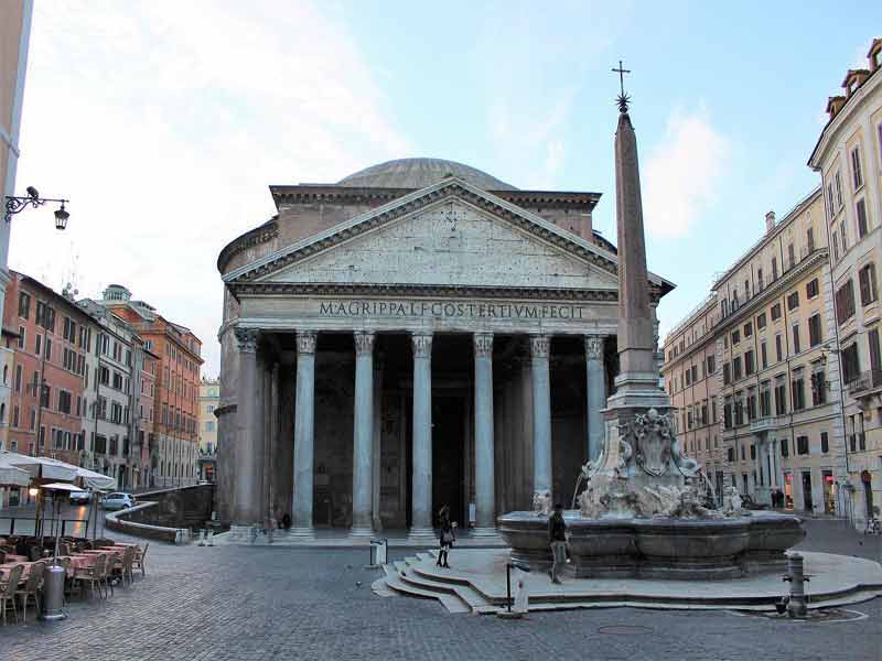 Façade du Panthéon de Rome sur la piazza della Rotonda