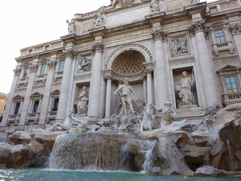 Fontaine de Trevi à Rome avec ses sculptures baroques, étape incontournable lors d’une visite de Rome en 2 jours